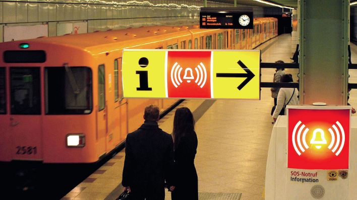 Symbolbild: Notrufsäule auf U-Bahnhof der Linie U5. (Quelle: imago images/pemax)