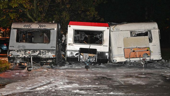 In Berlin-Marzahn sind in der Nacht vom 5.10.2023 Pkw und Wohnwagen in Marzahn in Flammen aufgegangen. (Quelle: Morris Pudwell)