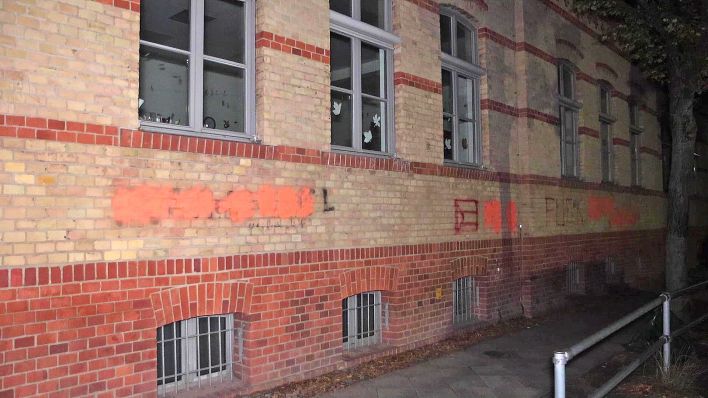 An der Fassade der Zürich-Grundschule in Berlin Neukölln wurden am 10.10.2023 antisemitische Parolen gesprüht. Sie wurden von der Polizei unkenntlich gemacht. (Quelle: Morris Pudwell)