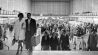 Archivbild: Viel Betrieb in der neuen Abfertigungshalle des Flughafens Berlin-Tempelhof kurz nach der Eröffnung am 02.07.1962. (Quelle: Picture Alliance)
