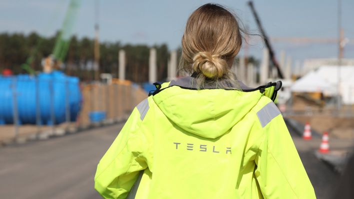 Tesla Mitarbeiterin beim ersten Richtfest auf der Baustelle der Tesla Gigafactory Berlin-Brandenburg am 03.09.2020 in Grünheide. (Quelle: dpa/Sebastian Gabsch/Geisler-Fotopress)