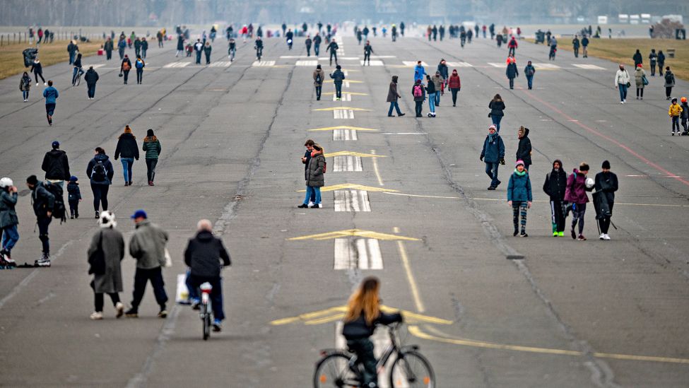 Menschen laufen bei kühlen Wetter über das Tempelhofer Feld. (Quelle: dpa-Bildfunk/Fabian Sommer)