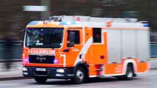 Symbolbild: Ein Fahrzeug der Feuerwehr faehrt am 29.01.2021 bei einem Blaulichteinsatz ueber eine Strasse in Steglitz. (Quelle: dpa/Wolfram Steinberg)