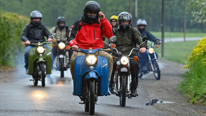 Symbolbild: Männer machen zum Vatertag eine Ausfahrt auf alten Mopeds und Motorrädern aus DDR-Zeiten nahe dem Spreewalddorf Raddusch. (Quelle: dpa-Zentralbild/Patrick Pleul)