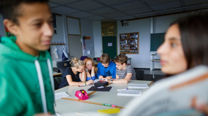 Symbolbild / gestellte Aufnahme vom 19.09.2014: Schüler der Georg-Christoph-Lichtenberg-Gesamtschule IGS Göttingen lernen in einem Klassenzimmer (Quelle: dpa / Thomas Trutschel).