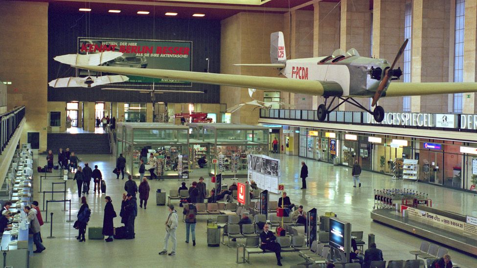 Der Berliner Flughafens Tempelhof am 15.11.1999. (Quelle: dpa-Zentralbild/Bernd Settnik)