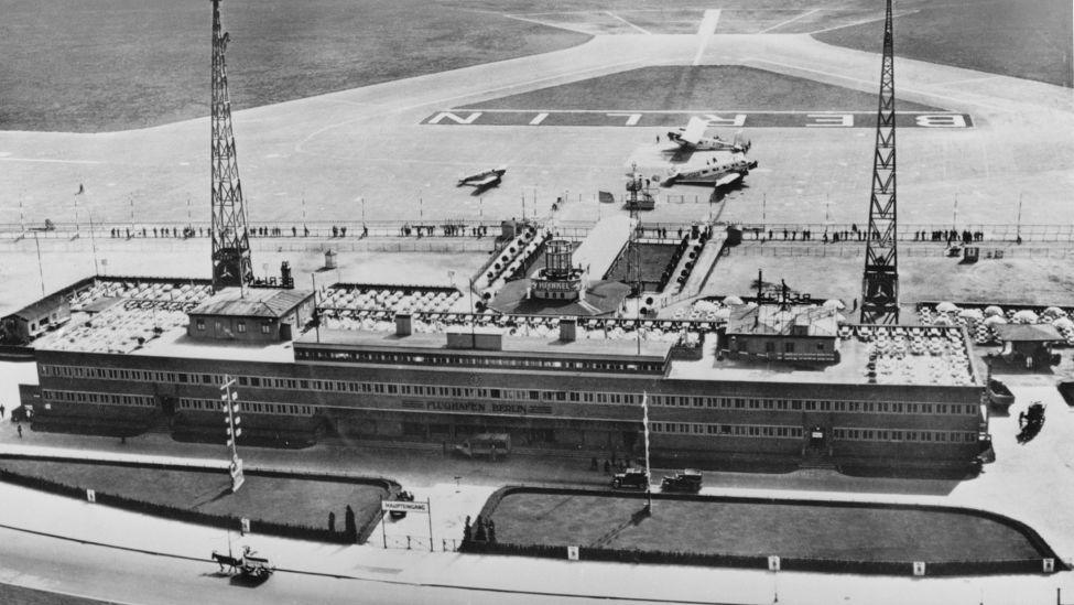 Ansicht des Flughafens nach der Fertigstellung des zweiten Bauabschnitts, der Architekten Paul und Klaus Engler 1928. (Quelle: dpa/akg-images)