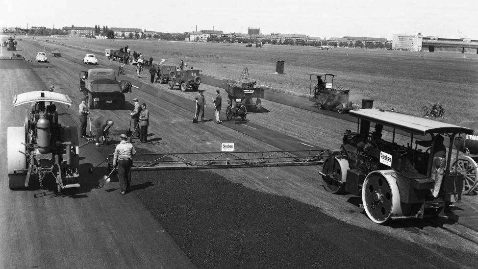 Reparatur der Landebahnen. Flughafen Tempelhof / 1954. (Quelle: dpa/ akg-images / Gert Schuetz)