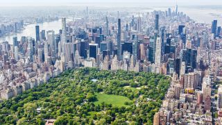 Hochhäuser von Manhattan mit Central Park am 11. Mai 2023, Luftbild in New York, USA. (Quelle: Picture Alliance/Markus Mainka)