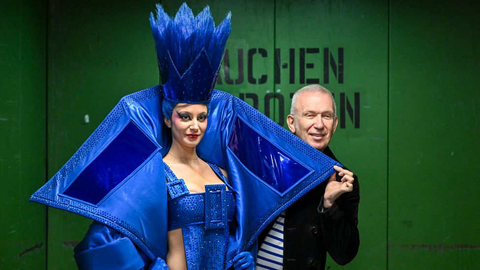 Der Modedesigner Jean Paul Gaultier (r) bei einem Pressetermin zur Show "Falling in Love" im Friedrichstadt-Palast mit der Tänzerin Anita am 05.10.2023. (Quelle: dpa-Bildfunk/Jens Kalaene)