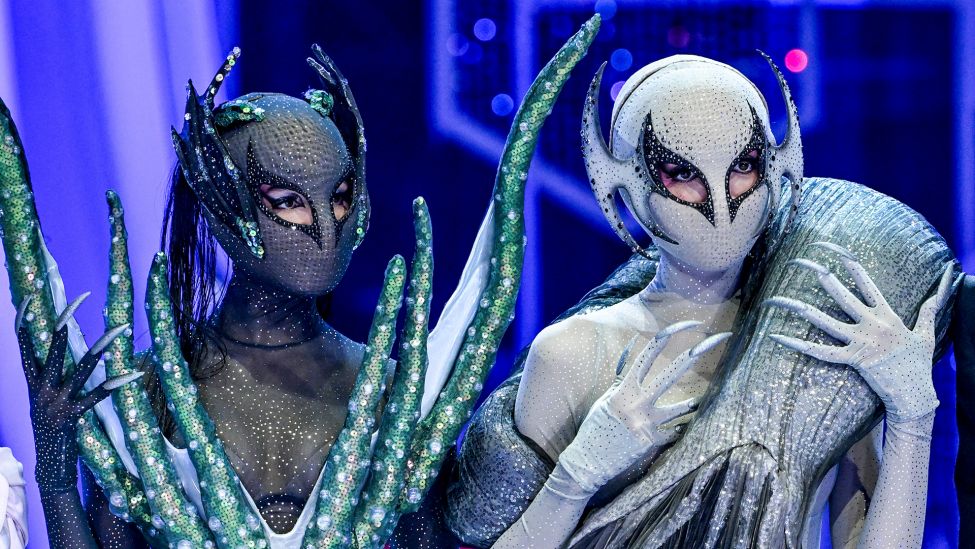 Tänzerinnen der Show "Falling in Love" im Friedrichstadt-Palast tragen bei Proben am 05.10.2023 Kostüme von Fecal Matter. (Quelle: dpa/Jens Kalaene)