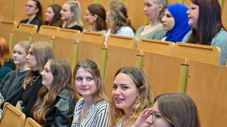 Symbolbild: Die neuen Studenten für das "Lehramt Primarstufe" an der Brandenburgischen Technischen Universität Cottbus-Senftenberg (BTU) sitzen am 09.10.2023 zur Begrüßung in einem Hörsaal. (Quelle: dpa/Patrick Pleul)