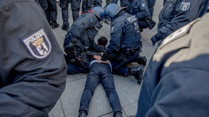 Festnahme eines Demonstranten am Brandenburger Tor am 22.10.2023 (Quelle: dpa/Michael Kuenne)
