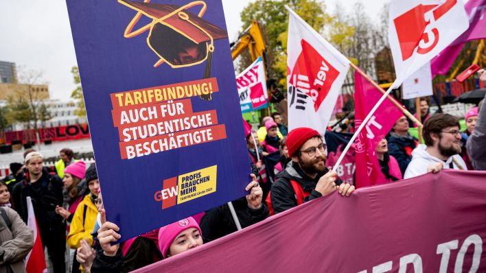 Mitglieder der TVStud demonstrieren vor dem Beginn der Tarifverhandlungen für den öffentlichen Dienst der Länder auf dem Scharounplatz in Berlin (Quelle: dpa/Fabian Sommer).
