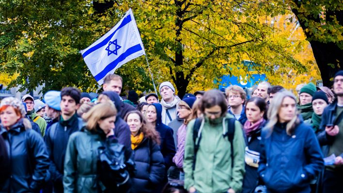 Teilnehmer einer pro-israelischen Kundgebung haben sich am 29.10.2023 auf dem Rosa-Luxemburg-Platz vor der Volksbühne versammelt. (Quelle: dpa/Christoph Soeder)