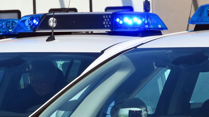 Symbolbild: Ein Polizeifahrzeug mit eingeschaltetem Blaulicht (Quelle: dpa/Bernd Settnik)