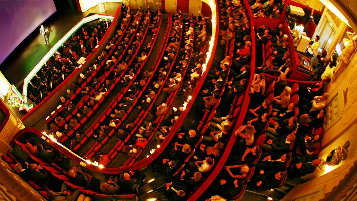 Volle Publikumsplätze im Großen Haus des Staatstheaters Cottbus.