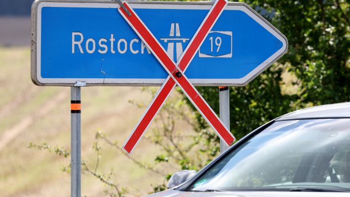 Symbolbild:Die Auffahrt auf die Autobahn A19 in Richtung Rostock ist gesperrt.(Quelle:dpa/B.Wüstneck)