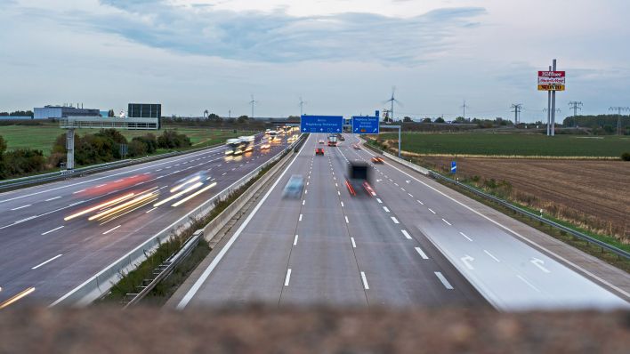 Symbolbil:Die Scheinwerfer und Rückleuchten von LKW und PKW ziehen auf der Autobahn A2 bei Magdeburg Lichtspuren hinter sich her. (Quelle:picture alliance/S.Schulz)