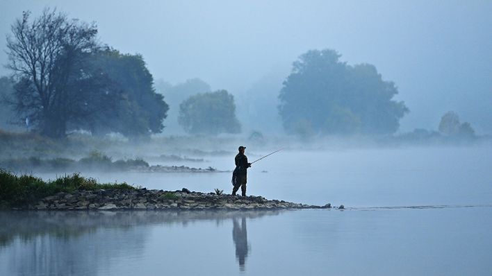 Symbolbild:Ein Angler steht im Morgennebel kurz vor Sonnenaufgang auf einer Buhne am deutsch-polnischen Grenzfluss Oder.(Quelle:dpa-Zentralbild/P.Pleul)