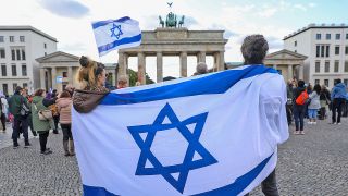 Solidaritätskundgebung am 8.10.2023 am Brandenburger Tor in Berlin. (Quelle: dpa/AA/Omer Sercan Karkus)