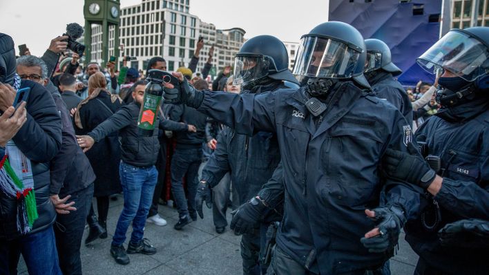 Einsatzkräfte der Polizei und Teilnehmende der Pro-Palästina-Demo am 15.10.2023 am Potsdamer Platz.(Quelle:picture alliance/ZUMAPRESS/M.Kuenne)