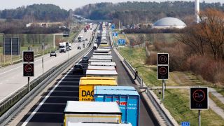 Symbolbild:LKWs stehen auf der A12 in Fahrtrichtung Polen im Stau.(Quelle:picture alliance/Geisler-Fotopress/S.Gabsch)