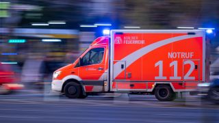Symbolbild: Ein Rettungswagen der Berliner Feuerwehr fährt am 11.11.2022 mit Blaulicht zum Einsatz. (Quelle: dpa-Bildfunk/Monika Skolimowska)
