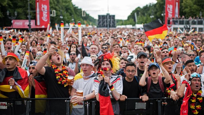 Symbolbild:Fans der deutschen Fussballnationalmannschaft auf der Berliner Fanmeile.(Quelle:dpa/B.v.Jutrczenka)