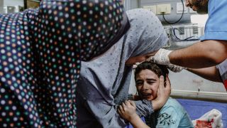 Ein verletztes Kind wird von einem Arzt versorgt im Gaza Streifen am 13.10.2023.(Quelle:picture alliance/Middle East Images/ABACA)