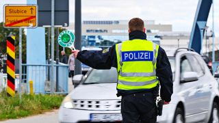 Die Bundespolizei kontrolliert den Einreiseverkehr am deutsch-polnischen Grenzübergang Stadtbrücke zwischen Frankfurt (Oder) und Slubice am 17.10.2023.(Quelle:dpa/P.Pleul)