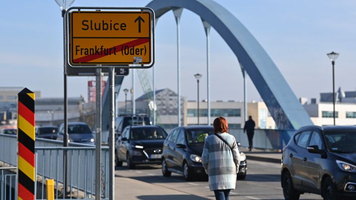 Symbolbild:Der deutsch-polnische Grenzübergang Stadtbrücke in Frankfurt (Oder).(Quelle:dpa-Zentralbild/P.Pleul)