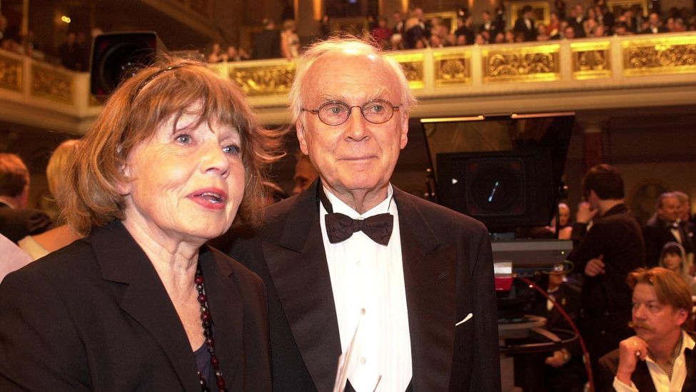 Archivbild: Preistraeger Vicco von Bülow und Ehefrau Rose-Marie von Bülow bei der Verleihung der Goldenen Kamera 2003 im Schauspielhaus Berlin. (Quelle: dpa/Oertwig)