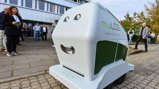 13.10.2023:Der autonome Lieferroboter, Prototyp «Whizzy», wird auf einer Testfahrt in einem Gewerbepark in Strausberg vor geladenen Gästen präsentiert.(Quelle:dpa/P.Pleul)