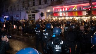 Demonstranten und Einsatzkräfte der Polizei treffen im Stadtteil Neukölln aufeinander (Quelle: DPA/Paul Zinken)