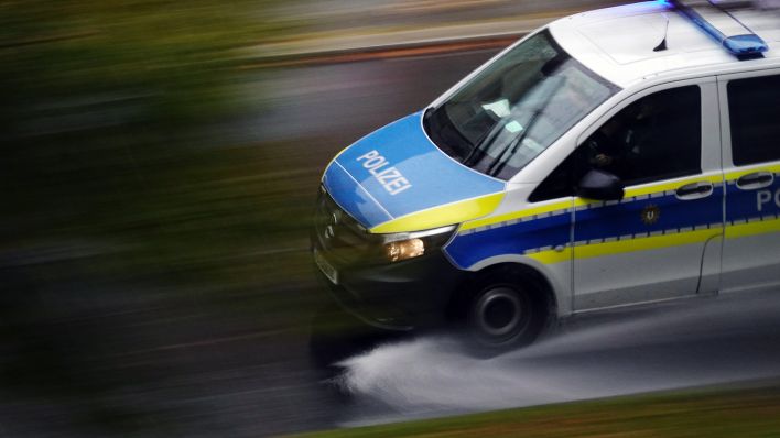 Symbolbild:Polizeiauto bei Regen auf Einsatzfahrt.(Quelle:picture alliance/Caro/Sorge)