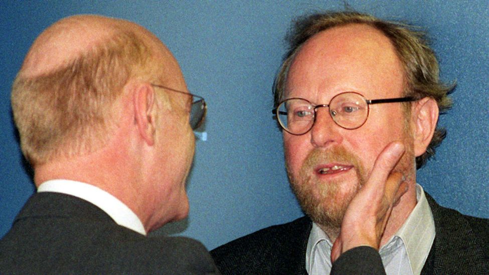 Archivbild:Der neue SPD-Fraktionsvorsitzende Peter Struck (l.) fässt Wolfgang Thierse ins Gesicht am 24.10.1998.(Quelle:dpa/M.Athenstädt)