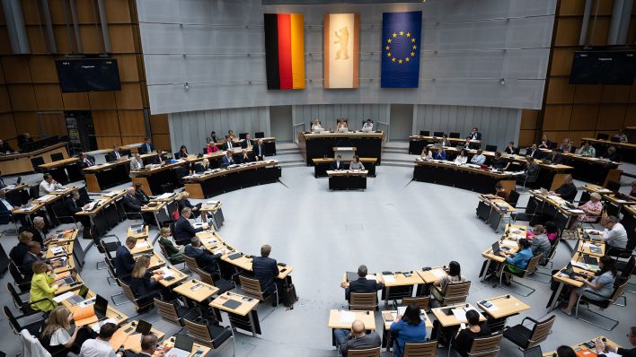 Archivbild: Kai Wegner (CDU, Regierungsbank links erster von Rechts), Regierender Bürgermeister von Berlin, spricht während der 34. Plenarsitzung des Berliner Abgeordnetenhaus in der Fragestunde vor Abgeordneten. (Quelle: dpa/S. Gollnow)