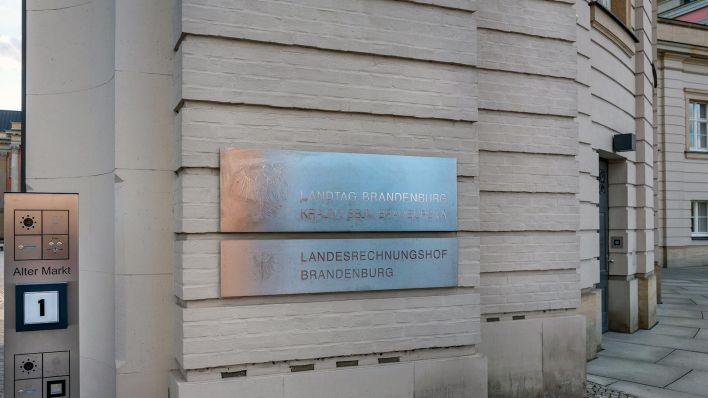 Eingang zum Landesrechnungshof Brandenburg (Quelle: dpa/Karl-Heinz Sprembe)