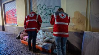 Der Wärmebus des Deutschen Roten Kreuzes ist für Bedürftige unterwegs. (Quelle: dpa)