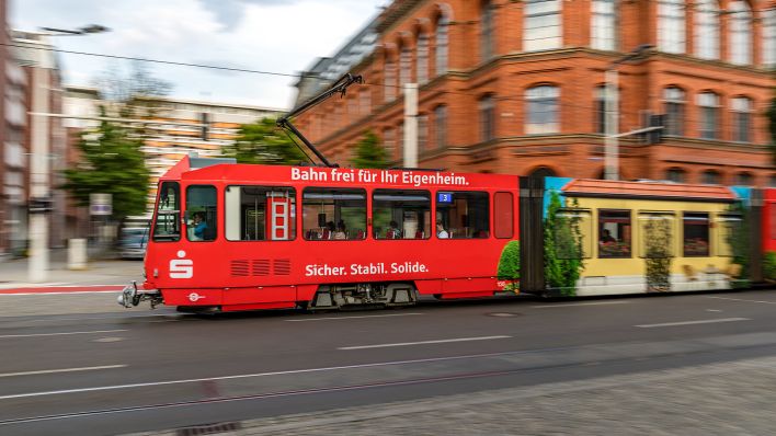 Eine Straßenbahn der Cottbusverkehr GmbH fährt durch die Cottbuser Bahnhofstraße. (Quelle: dpa/Frank Hammerschmidt)