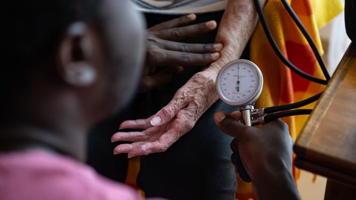 Symbolbild: Eine Pfleger führt bei einer Bewohnerin der Pflegeeinrichtung eine Blutdruckmessung durch. (Quelle: dpa/Marijan Murat)