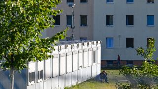 Wohncontainer stehen auf dem Gelände der Erstaufnahme-Einrichtungen (EAE) des Landes Brandenburg in Eisenhüttenstadt. (Quelle: dpa/Patrick Pleul)
