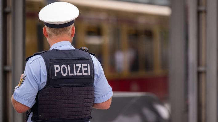 Ein Polizist steht auf dem Bahnsteig (Quelle: dpa)
