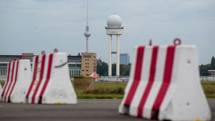Absperrungen aus Beton stehen auf dem Rollfeld auf dem Gelände des ehemaligen Flughafens Tempelhof. (Quelle: dpa/Monika Skolimowska)