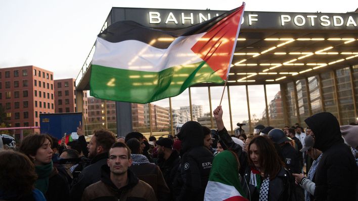 Menschchen stjehen bei einer Pro-Palästina-Demonstration am Potsdamer Platz. (Quelle: dpa/Paul Zinken)