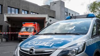 Ein Polizeiwagen steht Berlin vor der Rettungsstelle des Urban-Krankenhauses. (Quelle: dpa/Paul Zinken)