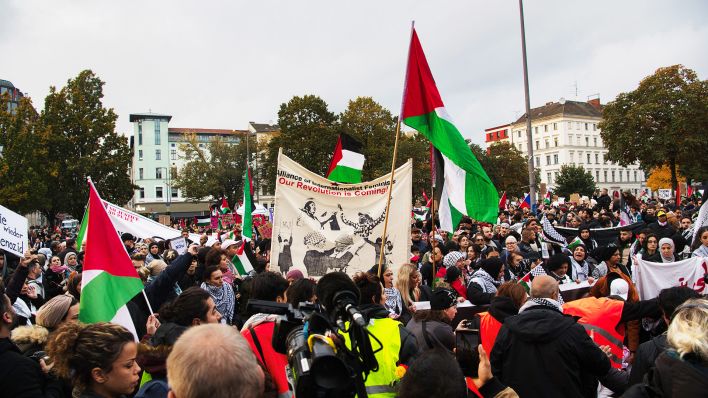 Archivbild: Mehr als 2000 Menschen ziehen bei einer pro Palästina Demonstration unter starkem Polizeischutz durch Kreuzberg. (Quelle: dpa/P. Zinken)