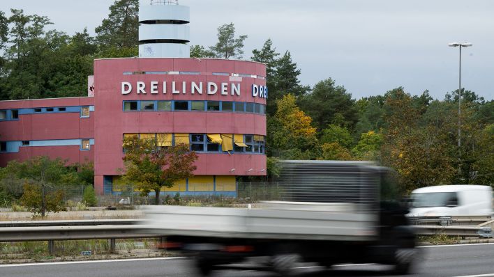 Archivbild: Autos fahren auf der A115 an dem Gebäude der ehemaligen Raststätte Dreilinden vorbei. (Quelle: dpa/S. Gollnow)