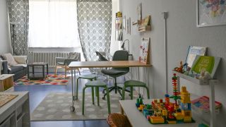 Archivbild: Eines der Zimmer des achten Berliner Frauenhauses ist mit Möbeln und einem Spielbereich für Mutter und Kind eingerichtet. (Quelle: dpa/S. Stache)